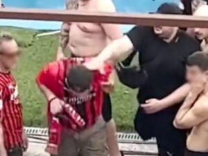 Tifosi del Milan picchiati dai capi-ultrà a Reggio Emilia per l’invasione di campo. Lo sport maestro di cosa?