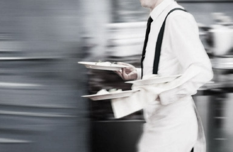 Opportunità di lavoro: essere camerieri oggi può portare a una carriera vantaggiosa