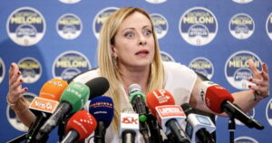 Caccia “globale” agli scafisti per non vedere quelli che si hanno sotto gli occhi