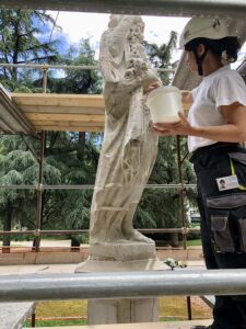 Reggio Emilia. Le statue raffiguranti le Quattro stagioni stanno tornando nella loro sede storica