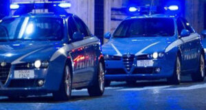 Aveva la patente sospesa l’autista del camion che ha perso il carico uccidendo due persone per poi darsi alla fuga. Arrestato