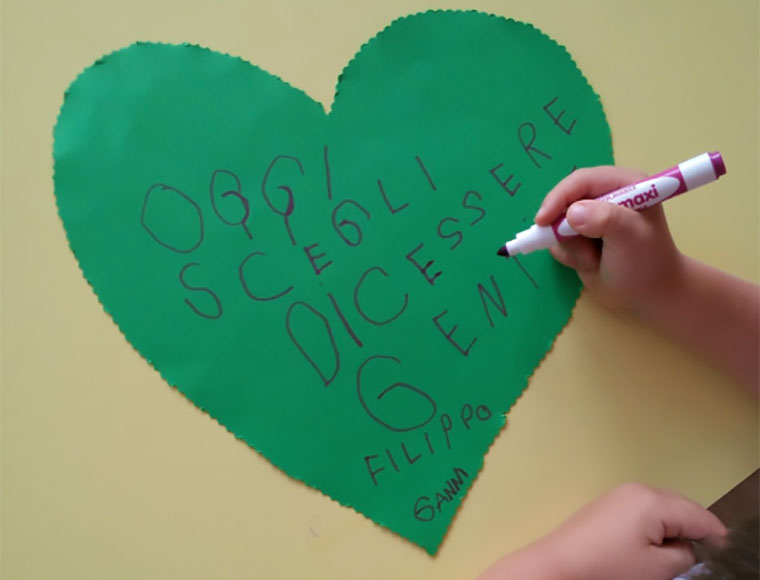 Casalgrande. I bambini donano al Sindaco l’alfabeto della gentilezza