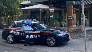 Droga nella vasca idromassaggio con cassaforte incorporata: un arresto e un denunciato