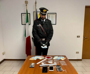 Spacciano nel parcheggio della Coop di Scandiano: due arresti