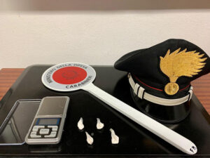 Vende droga e costringe la madre ad accompagnarlo: arrestato