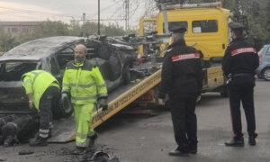 Auto a fuoco dopo essere finita fuori strada: quattro giovani sono rimasti feriti