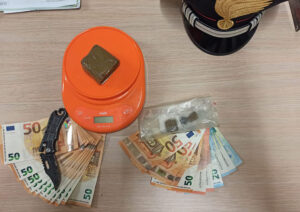 A casa oltre mezzo etto di droga e il kit dello spaccio: arrestato dai Carabinieri