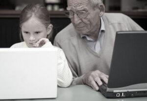 Nonni smart, al via le iscrizioni al corso che insegna l’uso delle tecnlogie agli over 50