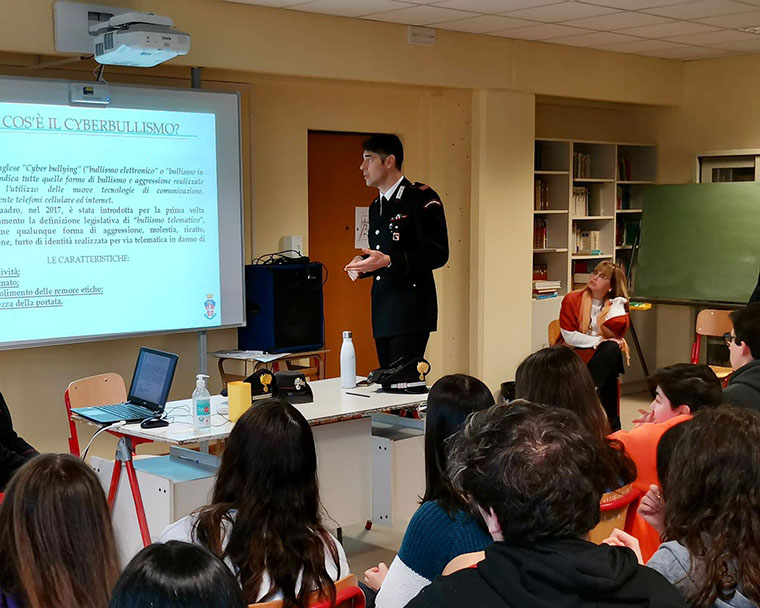 Carabinieri nelle scuole: “insegnanti” di legalità