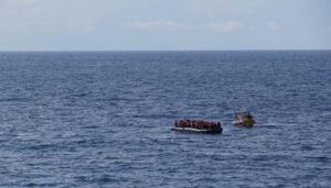 La nuova linea Piantedosi sui migranti è: “Fermatevi, verremo noi a prendervi”. Si tratta sul tappeto rosso e il concerto di benvenuto