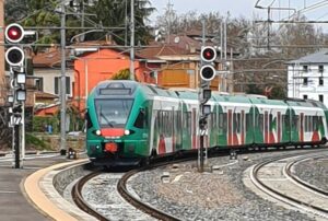Il treno lo disturba: minaccia di farlo deragliare. Arrestato un 24enne