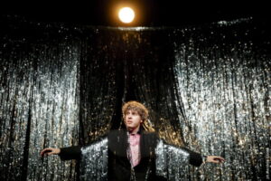 Teatro Boiardo. Il 9 marzo “Uno spettacolo divertentissimo che non finisce assolutamente con un suicidio”, di Lodo Guenzi