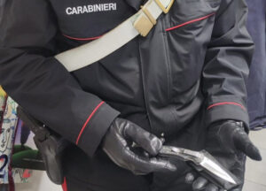 Minacce con coltello dopo un diverbio stradale: un denunciato