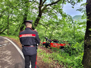 In bilico per cinque ore tra la sede stradale e un burrone dopo essere uscito di strada