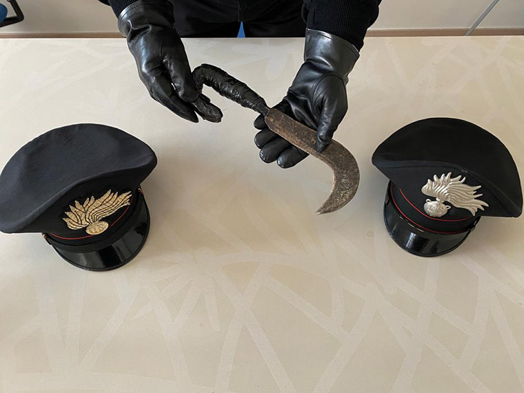 A Correggio nei pressi di un bar armato di roncola. Denunciato