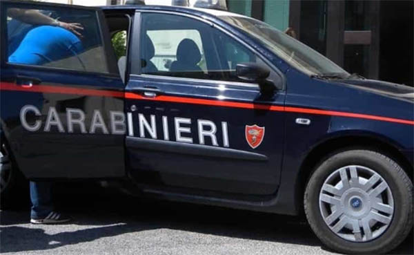 Cadelbosco. Bastonate e bottigliate tra barista e cliente