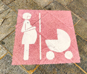 “Stalli Rosa” per le mamme: a Scandiano aree di sosta per donne in attesa e i loro bambini