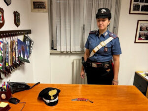 Coltello in pugno dopo essere stato allontanato: denunciato