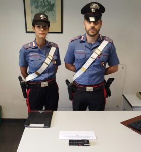 Minaccia un coetaneo con pistola a impulsi elettrici. Minorenne denunciato