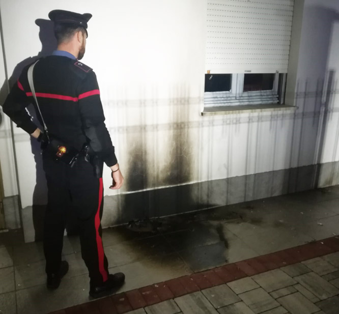 Bombe molotov contro una casa a Novellara. Indagini dei Carabinieri