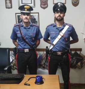 Finto lampeggiante blu nell’auto: denunciato dai Carabinieri