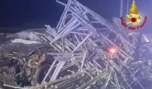 Aveva la patente sospesa l’autista del camion che ha perso il carico uccidendo due persone per poi darsi alla fuga. Arrestato