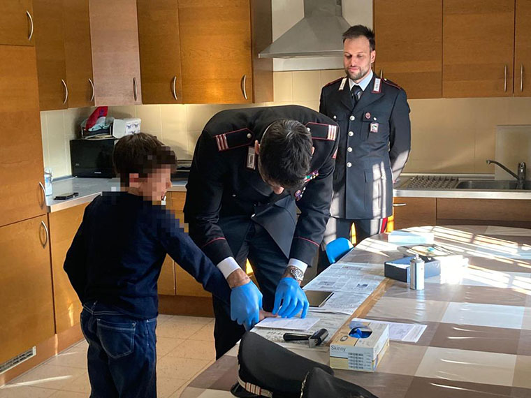 I Carabinieri ospitano gli scolari in caserma per “lezioni di legalità”