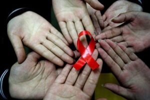 Dieci associazioni promuovono tempestività e supporto contro l’HIV e il biasimo italiano