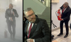 Il deputato dell’estrema destra polacca spegne le candele di un candelabro ebraico con l’estintore perché “sataniche”