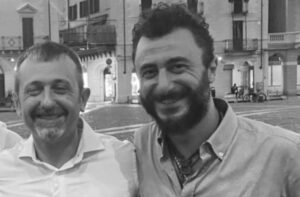 Quando hai una mini-pistola in tasca e sei contento di farla vedere a tutti….