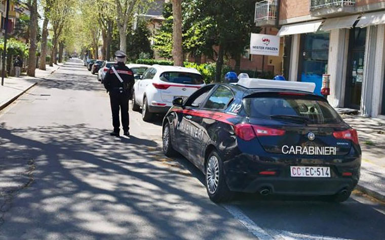 Distrae l’esercente e gli ruba il telefono: denunciato un 23enne