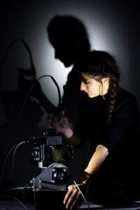 Al Teatro Cavallerizza Marta Cuscunà e i suoi corvi meccatronici con “Corvidae” per salvare il pianeta