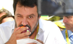 Politicume e dita puntate: odiatori per un giorno che nemmeno possono definirsi “di destra”