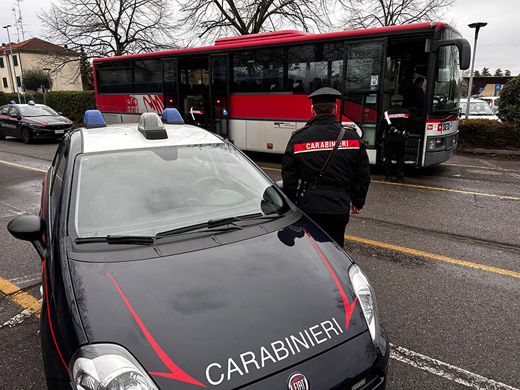 Colpisce con uno schiaffo e un pennello in faccia un collega: denunciato