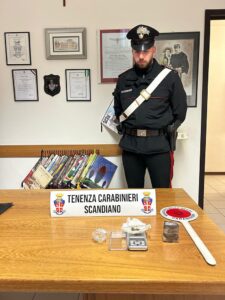 Un etto di hascish nelle tasche della giacca e LSD in casa: arrestato