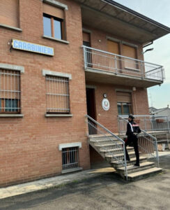 Maltrattamenti e botte a moglie e figli che lo denunciano