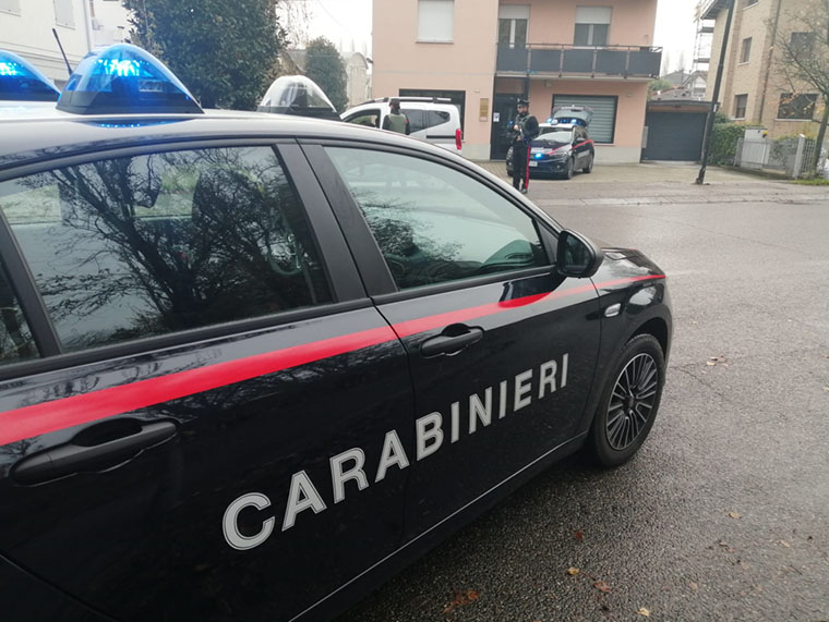Ruba un monopattino, ma è ripreso dalle telecamere: denunciato