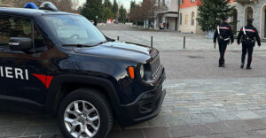 Quindicenne rompe a calcio la porta a vetro del bagno di un locale: arrestato