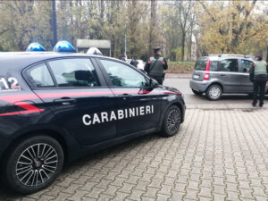 Subisce il furto della droga, insegue i ladri, cade, si infortuna ed è arrestata per spaccio