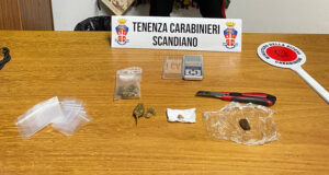Fermato per un controllo a Scandiano viene trovato con droga in auto e in casa: denunciato