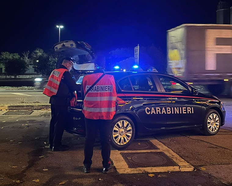 Aggredisce due minori con un tirapugni: denunciato