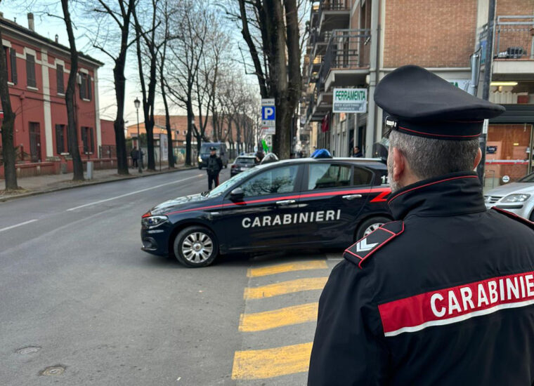 Ripreso dalle telecamere mentre commette un furto: denunciato