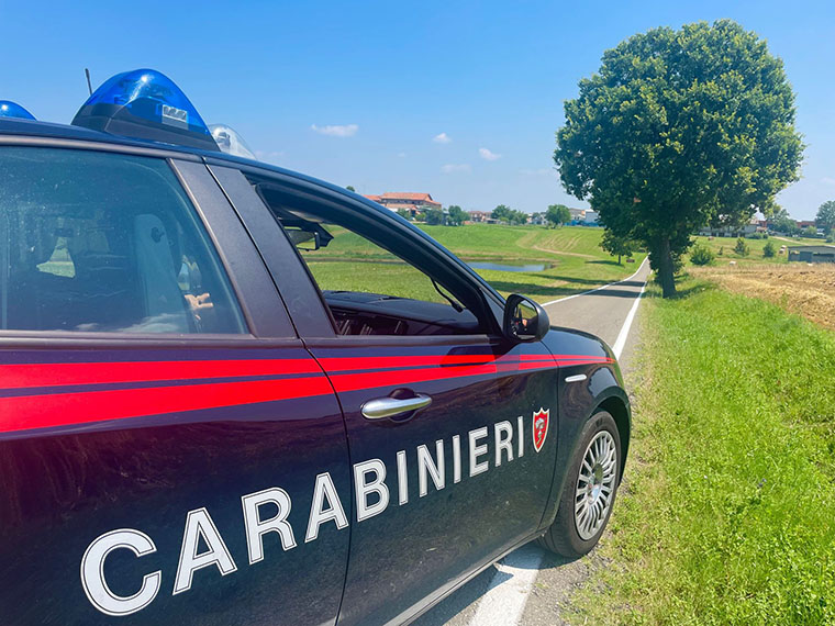 Gli perquisiscono la casa e subito dopo esce per cercare altra droga: arrestato