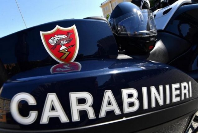 Settanquattrenne punta una pistola alla testa durante un lite: per fortuna era a salve