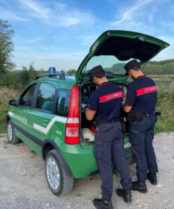Ruba all’interno di un’isola ecologica: denunciato dai Carabinieri