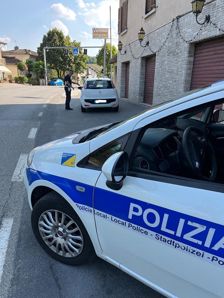 Circola con patente falsa denunciato dalla polizia locale