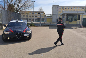 Botte e offese alla compagna affinché gli desse soldi per la droga: arrestato