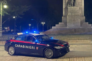 In strada armato di un lungo coltello: bloccato e denunciato