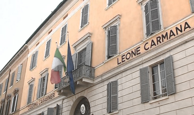 Aggredita e derubata mentre passeggia. Denunciata una 25enne