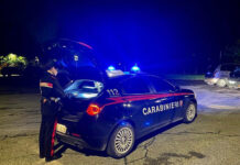 Notte di follia in famiglia culmina con la tentata aggressione ai Carabinieri dopo avere devastato casa